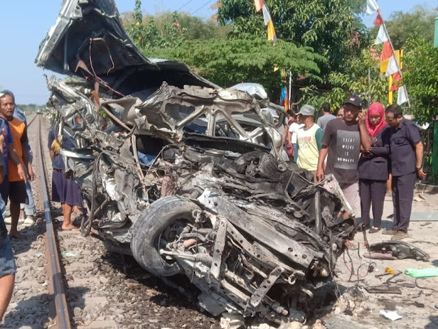 Kereta vs Mobil di Tunggak Grobogan, 2 Orang Meninggal Dunia